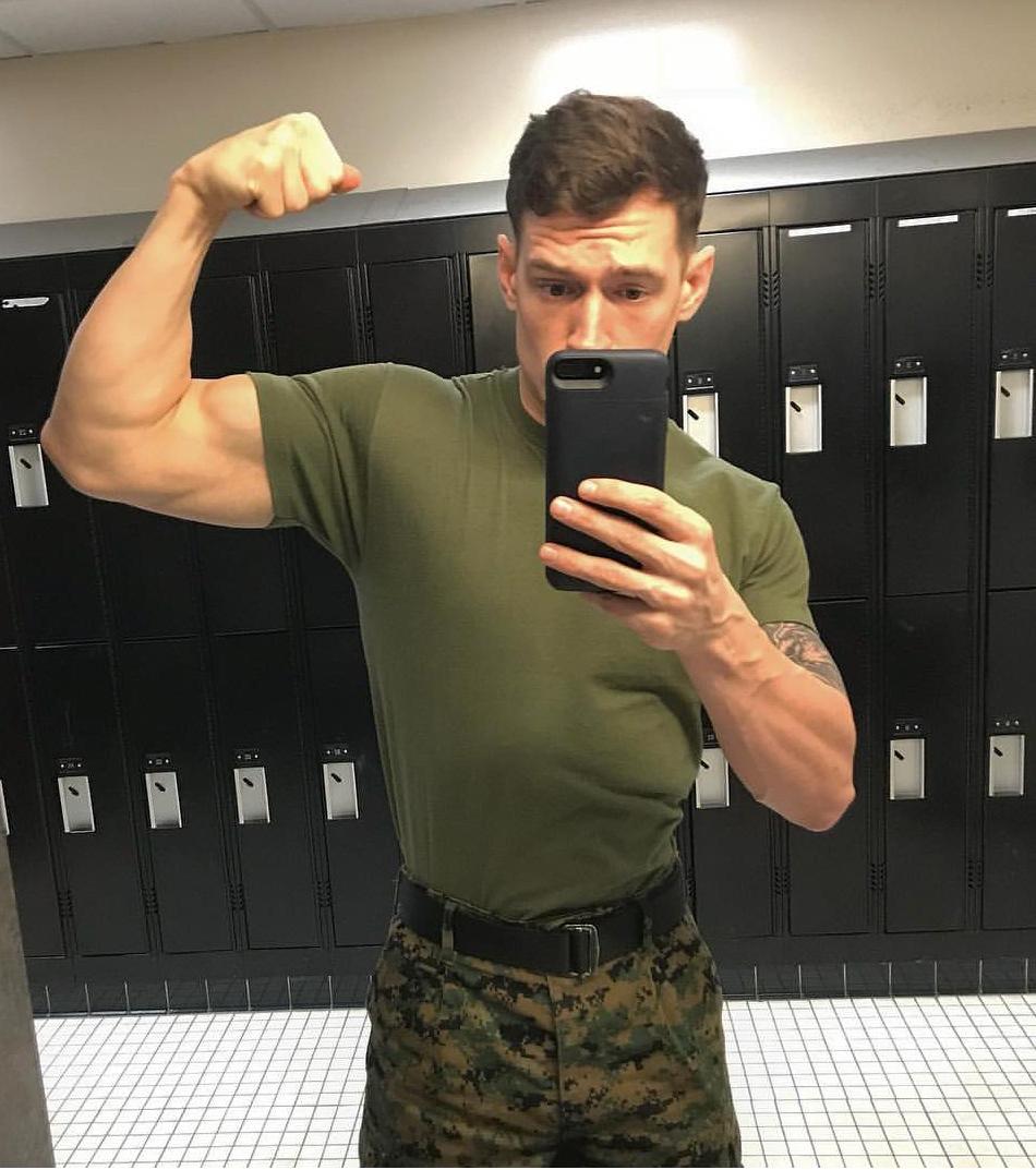 handsome-soldier-in-military-uniform-biceps-flexing