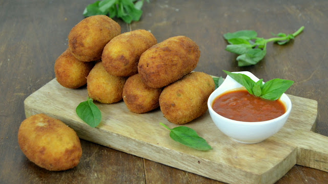 Croquetas de arroz italianas rellenas de queso. Supplí alla romana