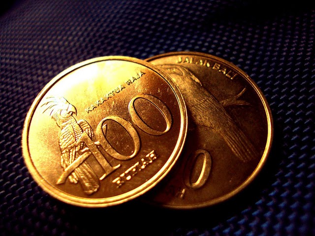 gambar mata uang rupiah logam yang sedang turun
