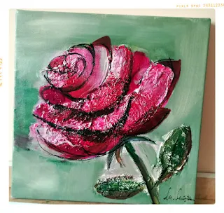 trandafir rosu cu alb pictat pe fond vernil