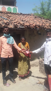 सर्वां बाजार में कोरोना वायरस से बचाव व राहत कार्य में जुटे वार्ड सचिव। सर्वां बाजार में कोरोना वायरस से बचाव व राहत कार्य में जुटे वार्ड सचिव।