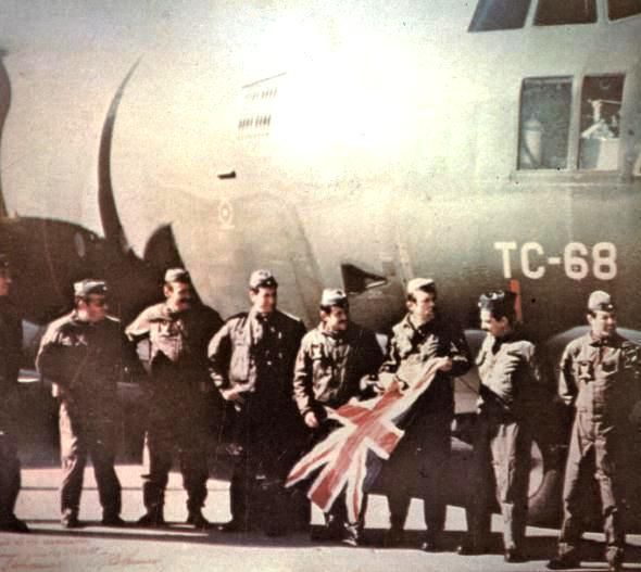 del-hercules-t-68-con-bandera-inglesa-este-fue-el-primer-avion-que-aterrizo-en-las-islas-221280.jpg