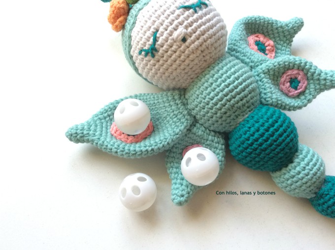 Con hilos, lanas y botones: Leti mariposa amigurumi (patrón Cucapuntoes)
