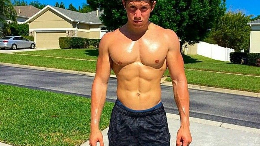 Brandon Larracuente торс