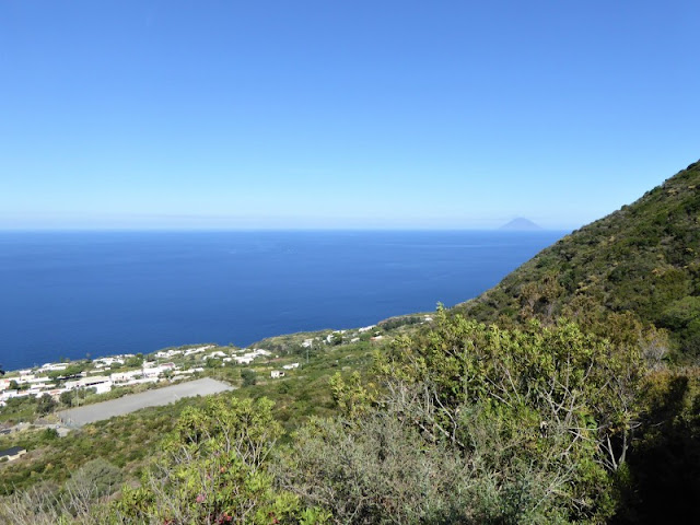 Veduta su Malfa e isola Stromboli