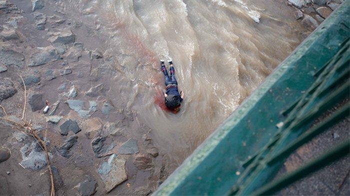 Demo Ricuh, Polisi Lempar Anak Laki-laki Usia 16 Tahun dari Jembatan