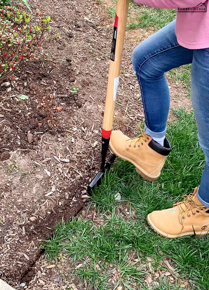 How to Give your Flower Beds a Sharp Edge Remodelando la Casa