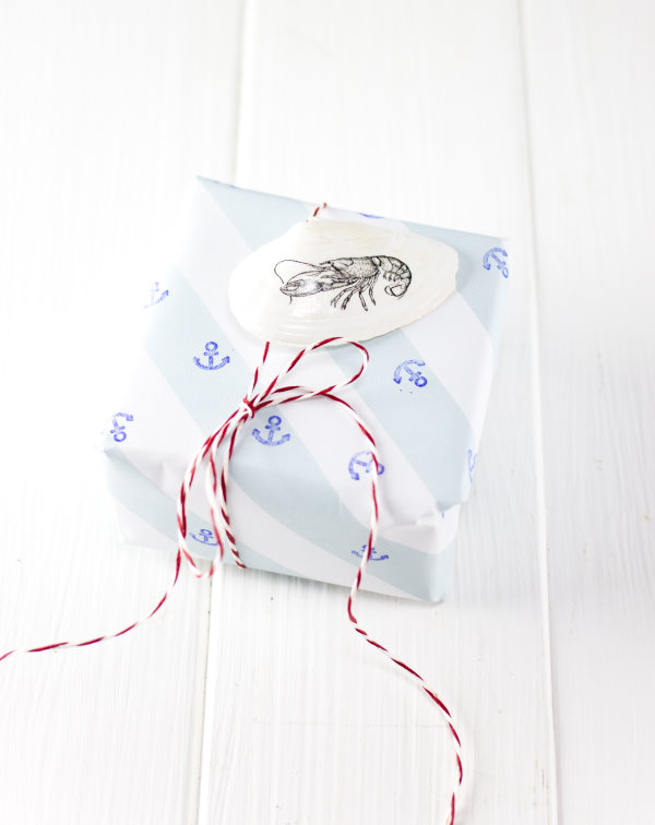 Selbstgemachte Muchelndeko als maritimer Geschenkanhänger Selbstgemachte Muchelndeko als maritimer Geschenkanhänger