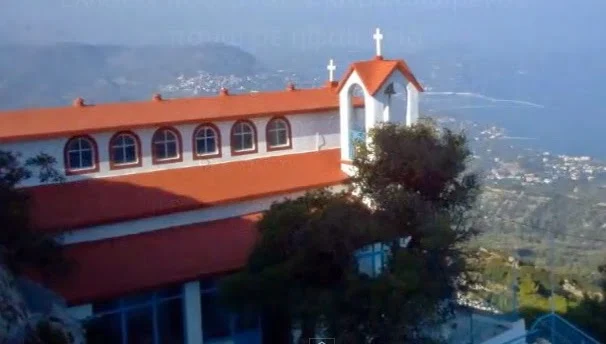 ΠΑΝΑΓΙΑ Η ΟΞΥΛΙΘΙΩΤΙΣΣΑ: Το μοναδικό εκκλησάκι στην Ελλάδα που είναι «σκαρφαλωμένο» πάνω σε ηφαίστειο (ΦΩΤΟ & ΒΙΝΤΕΟ)