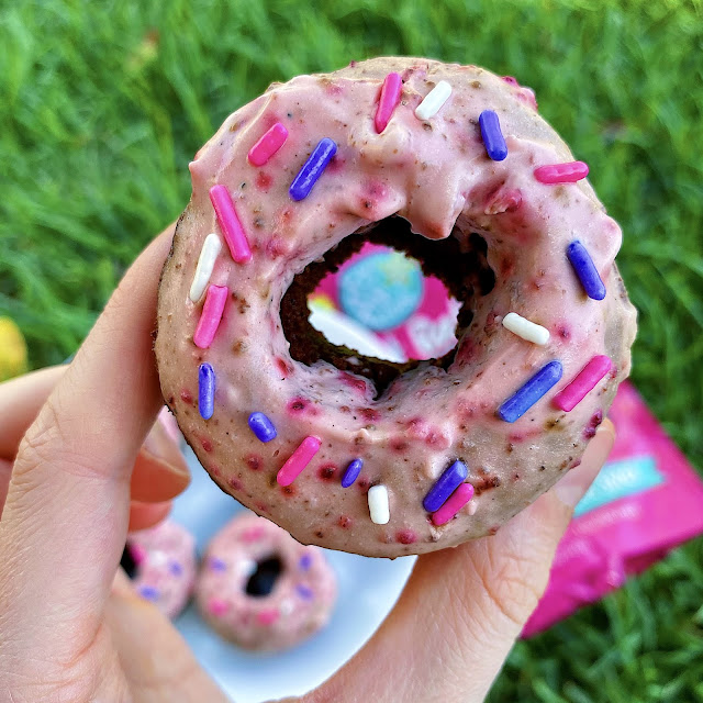AD: Craving some #glutenfree & #vegan donuts? These super easy cake mix donuts are #allergyfriendly, made with 3 ingredients & super yummy! #celiac