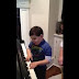 Menino autista de 6 anos que toca piano é sensação na Web