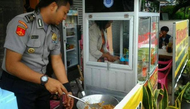 Cari Uang Tambahan, 5 Polisi Ini Gigih Jualan Cilok Hingga Martabak Demi Hidupi Keluarganya