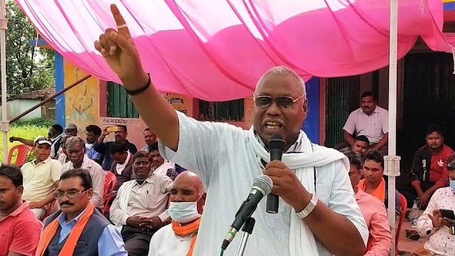 खबर पर नजर : कांसाबेल "स्टील प्लांट" के विरोध में "भड़की चिंगारी",जब लगे "गणेश राम भगत वापस जाओ" के नारे,तो ग्रामीण महिलाएं और कंपनी के समर्थक हुए आमने सामने, जमकर हुआ हंगामा,महिलाओं ने उठाया लाठी डंडा,मचा बवाल देखिये वीडियो और समझिये पुरा मामला क्यूँ हुआ हंगामा.....सिर्फ पत्रवार्ता पर