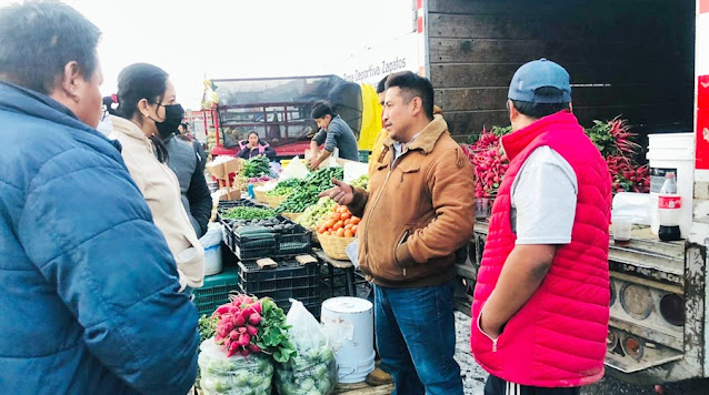 Ana Cristina Ruiz visita a comerciantes cholultecas en central de abastos