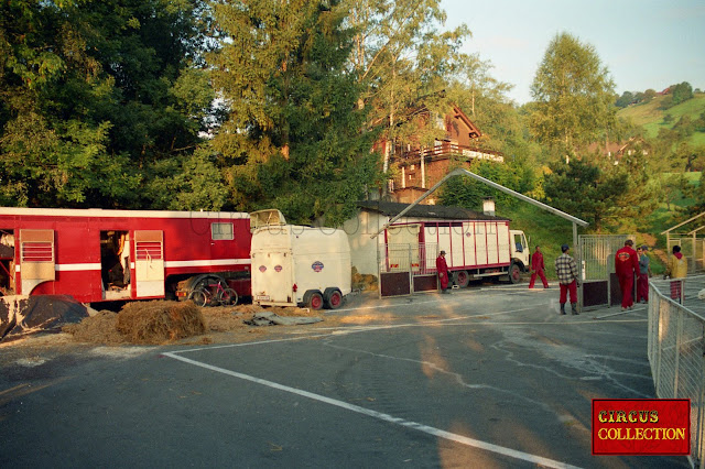 Bétaillère et montage des tentes écuries des chevaux du  cirque Louis Knie 