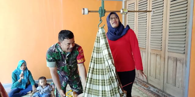 Peduli Balita, Babinsa Sambi Bantu Penimbangan Balita