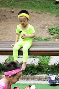 [슈퍼맨이돌아왔다] 형아가 아령들 때 뒤에서 딸기쥬스 홀짝홀짝 마시던 이서준 연두회원님.jpgif | 인스티즈