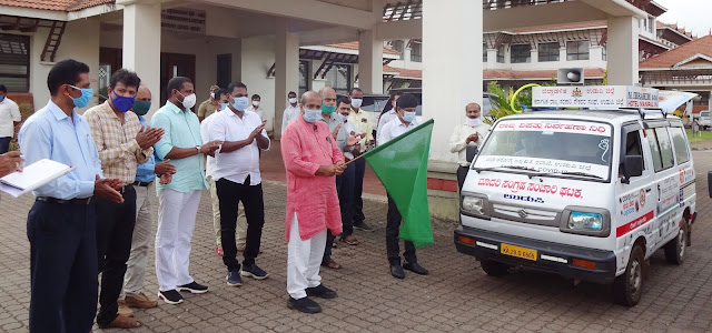 Raghupathi Bhat inaugurating the mobile throat swab collection units at Udupi