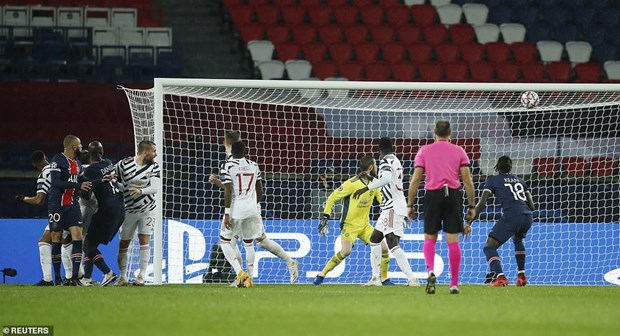 Matial đánh đầu phản lưới nhà, gỡ hòa 1-1 cho PSG. (Nguồn: Reuters)
