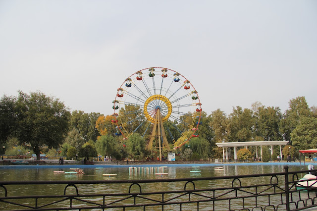 Ouzbékistan, Ferghana, Parc Central, manèges, © L. Gigout, 2012