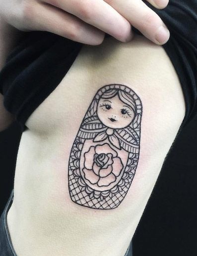 Tatuaje de Matrioska para mujer que es una delicia