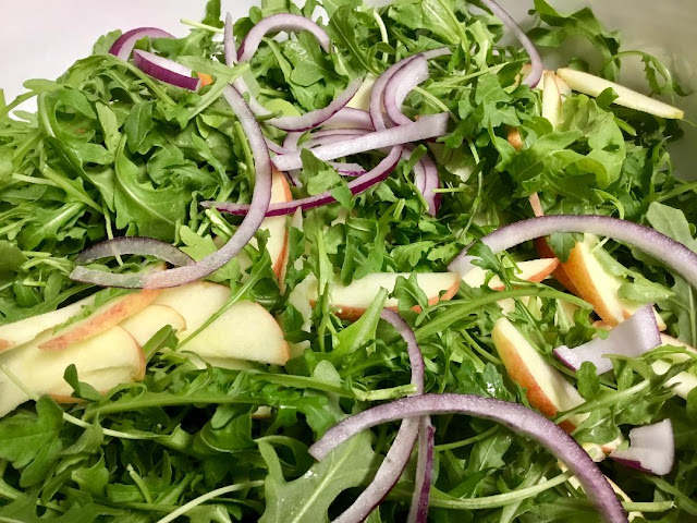 arugula salad with onion and apple