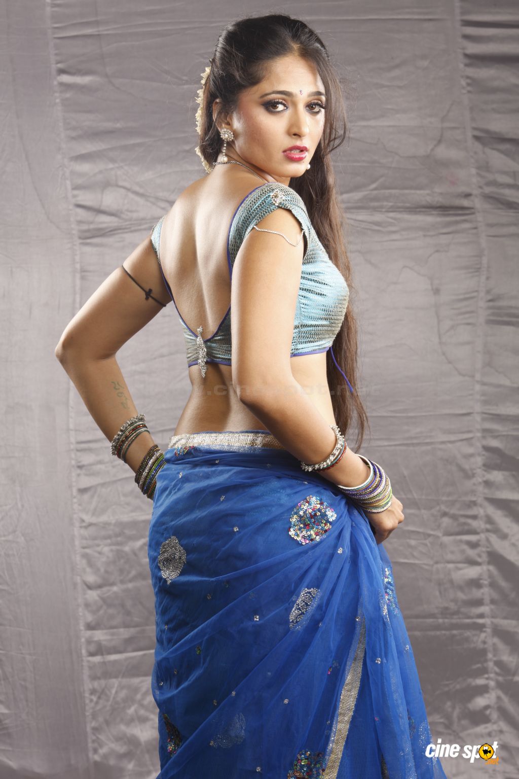 Anushka Hot Saree Photos ~ World Information