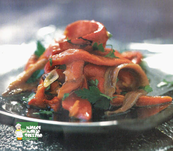 Pimientos asados con anchoas, guindilla, ajo y perejil