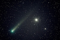 Fot. 2: kometa C/2021 A1 (Leonard) sfotografowana nad ranem 03.12.2021 r. z Datil w Nowym Meksyku. Tuż za kometą gromada kulista M3, którą w niektórych lokalizacjach świata kometa dosłownie zakryła, w innych zaś regionach minęła w bardzo bliskiej koniunkcji - w Polsce było to około 5 minut łuku między jądrem komety a centrum gromady M3. Takahashi FSQ85-ED, kamera ZWO ASI294MC, eksp. 4x90 sek. (suma 6 minut). Credit: Manny Doughty.