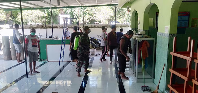 Penyemprotan Disinfektan Secara Berkala Oleh Babinsa Koramil 02 Jogonalan