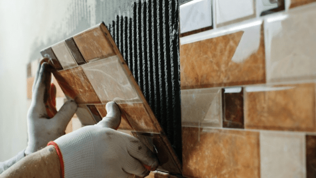 Memasang Keramik Dinding