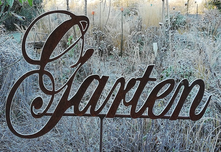 Gartendeko für jede Jahreszeit Edelrost vor winterlicher Kulisse