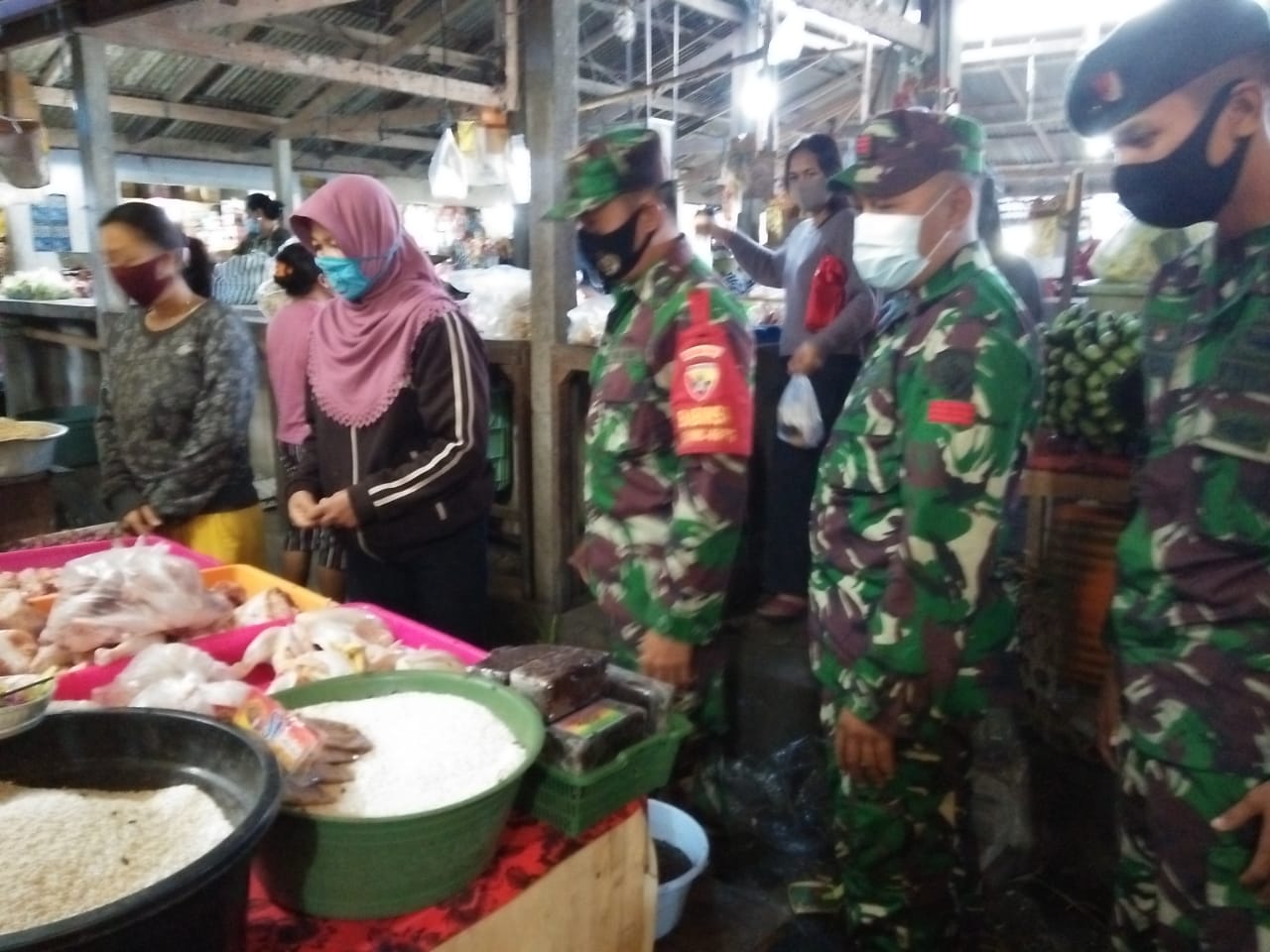 Koramil dan Aparat Kecamatan Petang Intensifkan Penegakan Protokol Kesehatan