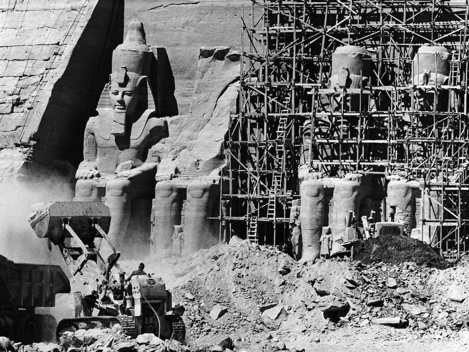 1964-ben Egyiptomban megkezdték a világ egyik legnagyobb és látványos szétszerelési és összeszerelési projektjét.  Az Abu Simbel ősi templomainak a Nílus vizeitől való megmentése érdekében a templomokat át kellett helyezni.