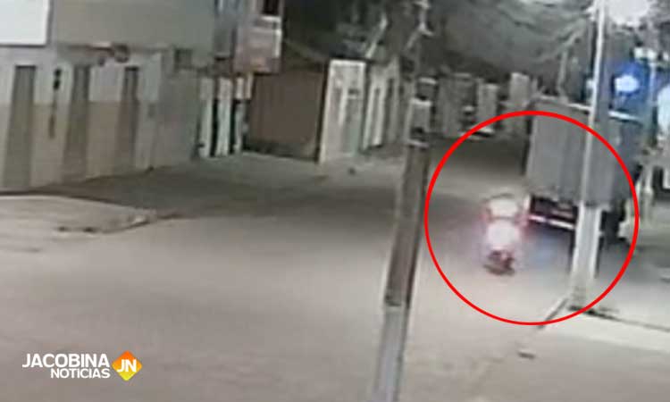Jovem colide moto em caminhão estacionado em Várzea do Poço; veja vídeo