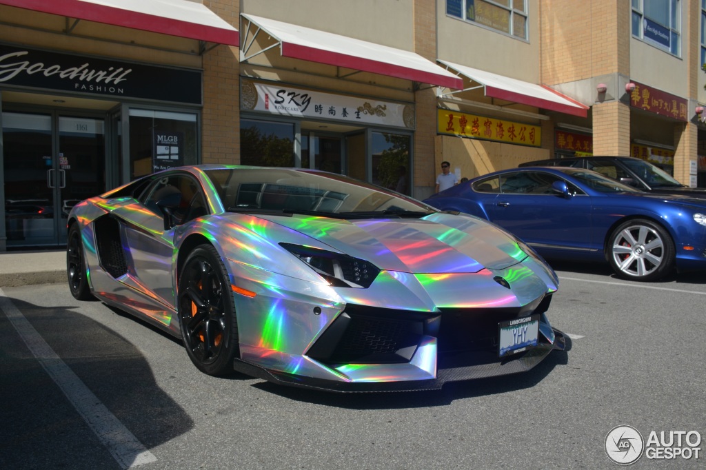 Lamborghini Aventador Spotted In Mind-Warping Holographic Wrap