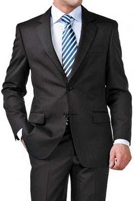 Clásica corbata de rayas con camisa blanca y traje gris
