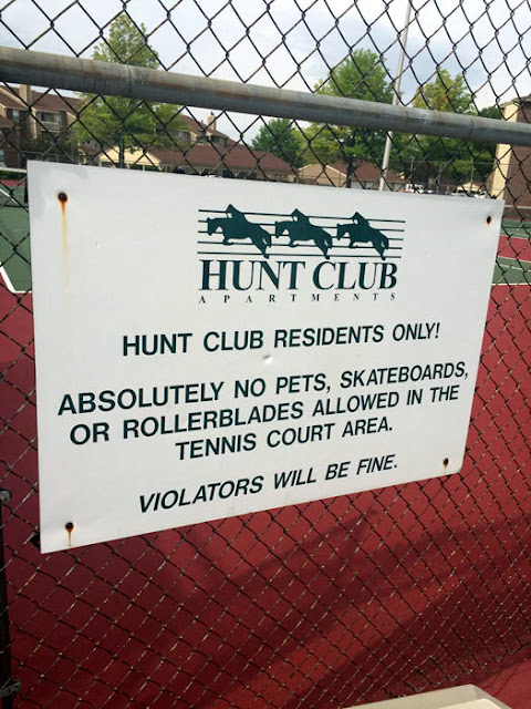 アパートの住民専用のテニスコートに掲げられた看板。