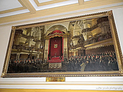 La imagen del cuadro representa el 1er. Congreso Constituyente el 20 de septiembre de 1822.  Obra de Francisco González Gamarra (Cuzco, 1890 - Lima, 15 de julio de 1972) fue un pintor, dibujante, escultor, pianista, compositor y escritor peruano.