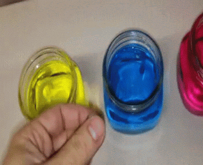Bolas de hidrogel y agua coloreada