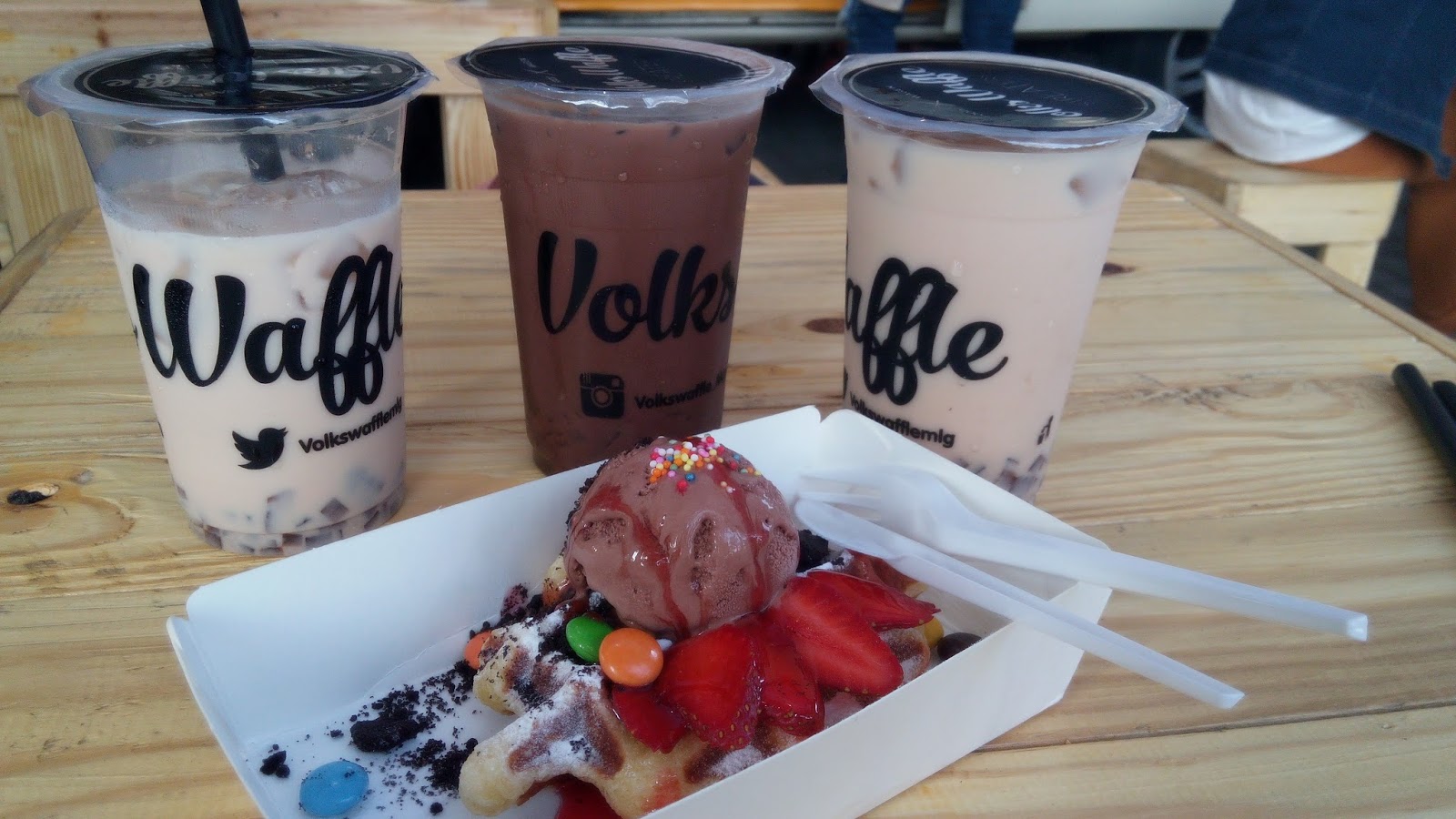 Cafe Outdoor Unik? Volks Waffle Streatery Jawabannya ...