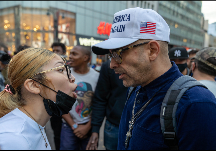 Partidarios demócratas y republicanos chocan en un evento en la Plaza Herald de Nueva York, el 24 de octubre de 2020 / VOA