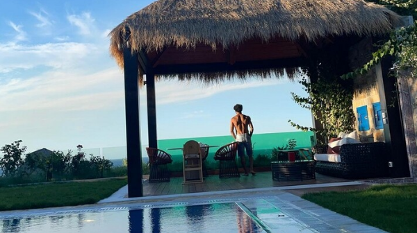 Mohamed Salah Swings on the "Hammock" and Shows his Macho Muscles