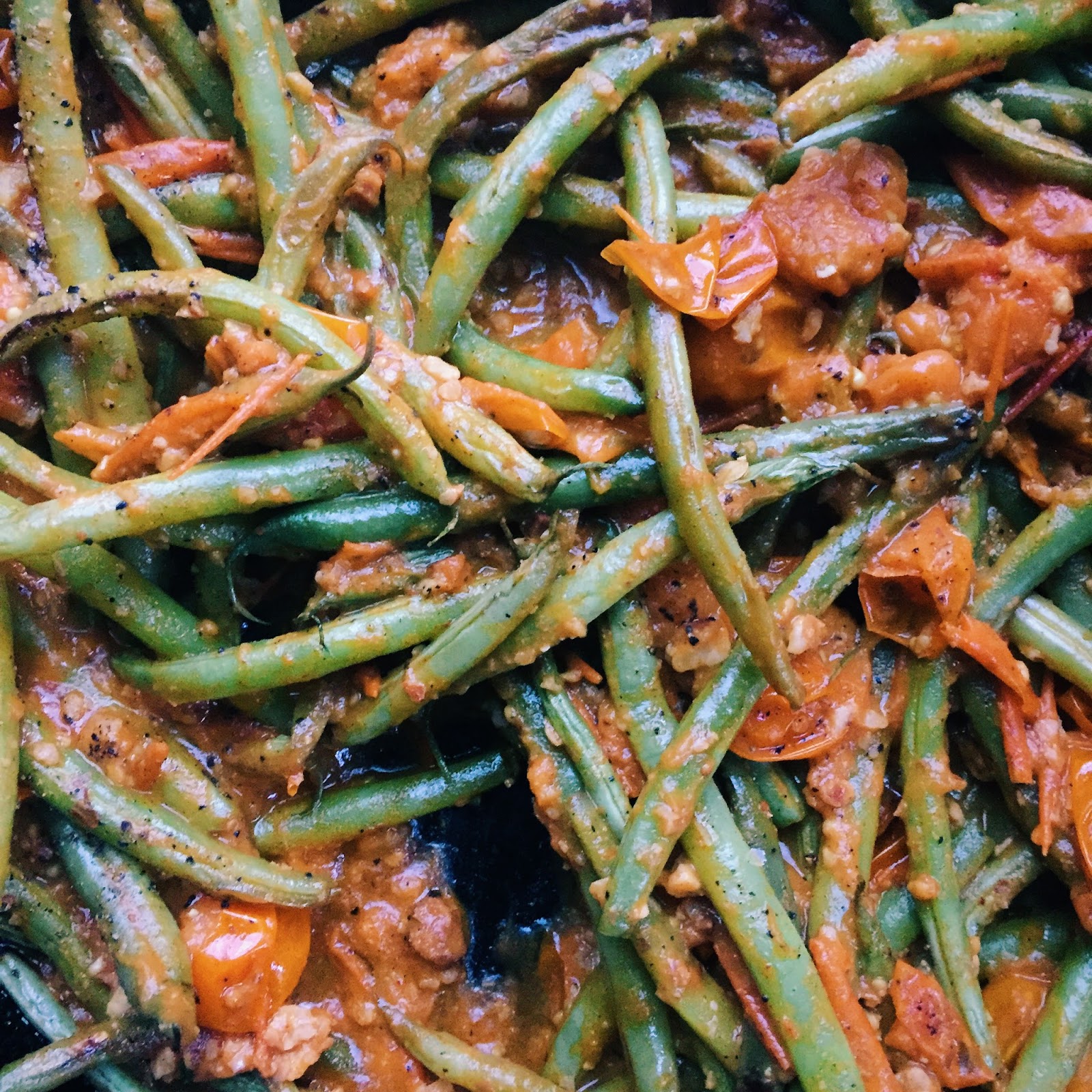 amour fou(d) blistered green beans with tomatoalmond pesto.