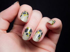 Black blooms by @chalkboardnails