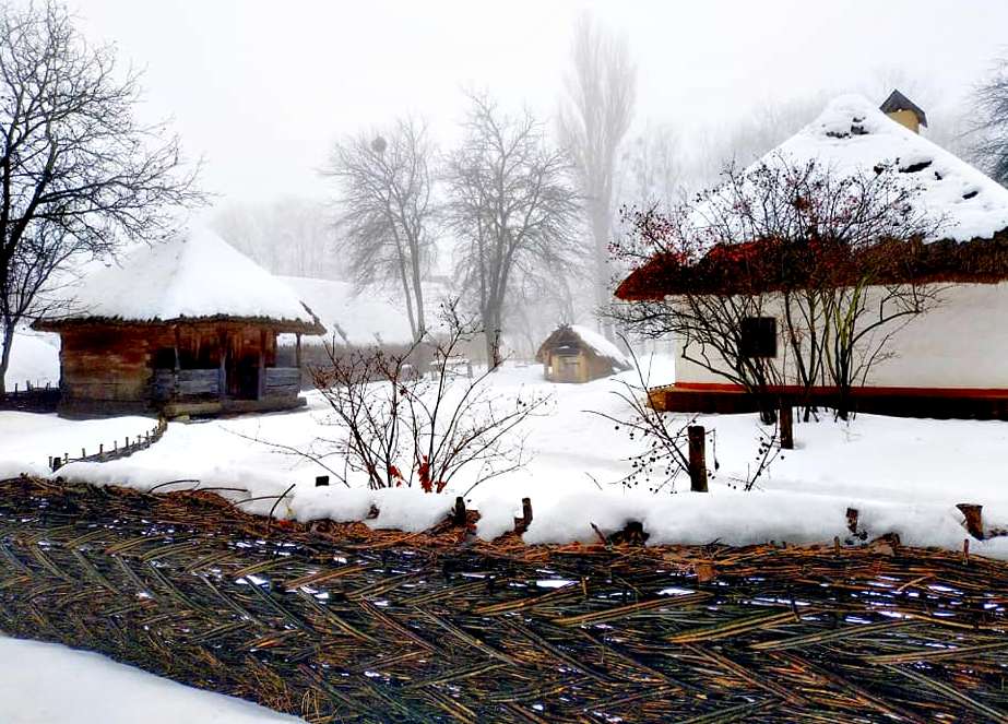 Хата хутор. Хата зимой. Украинская хата зимой. Украинская хатка зимой. Украинские хаты ночью.