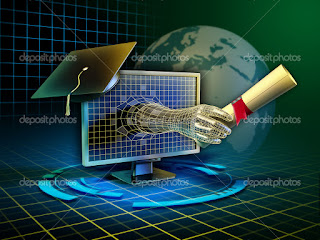 Foto de dos manos estrechandose entre ordenador y humano