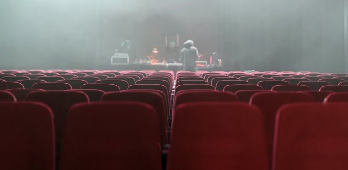 Νέες αποκαλύψεις για γνωστό σκηνοθέτη: Οι ΜΚΟ, τα προφυγόπουλα και το θέατρο