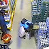 Captan en video a mujer robando bajo su falda una caja de cervezas