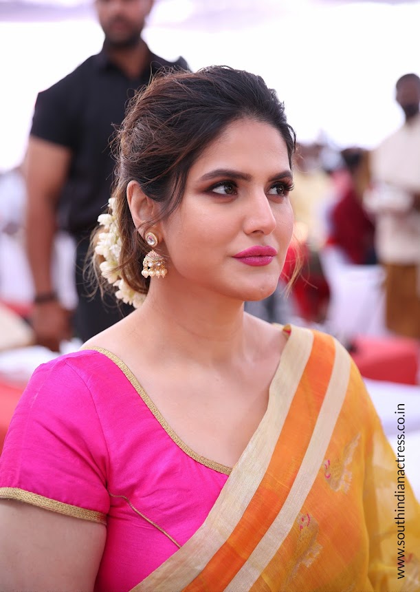 Zarine Khan at Suchirindia's Aryavartha Nagari Project Launch